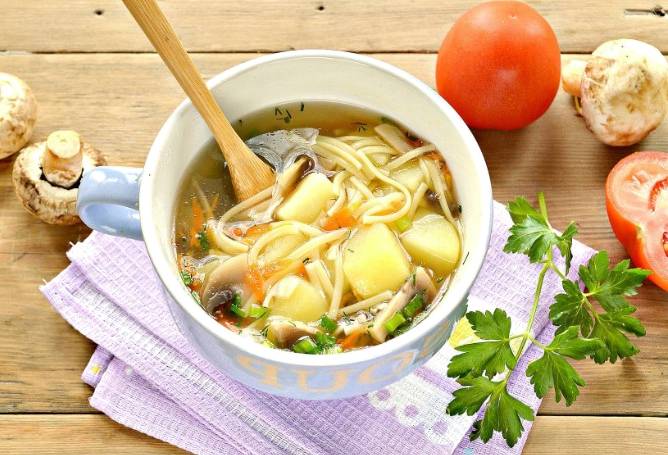 Грибной суп с лапшой и картофелем
