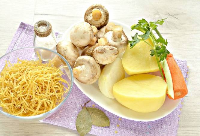 Грибной суп с лапшой и картофелем