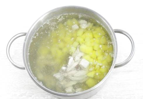 Суп с плавленым сыром, курицей и картошкой