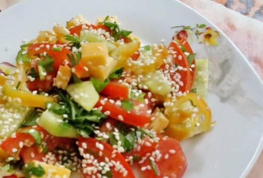 Овощной салат с кунжутом