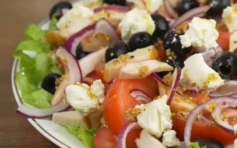 Овощной салат с копченой курицей