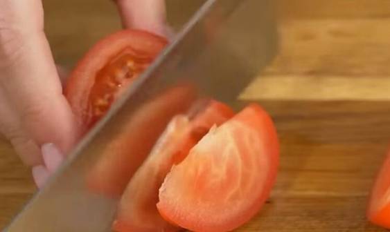 Овощной салат с копченой курицей