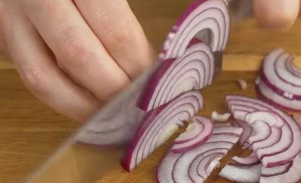 Овощной салат с копченой курицей