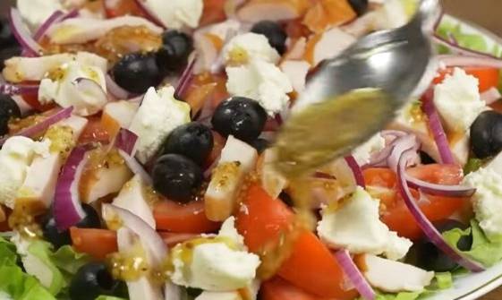 Овощной салат с копченой курицей
