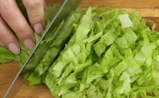 Овощной салат с копченой курицей