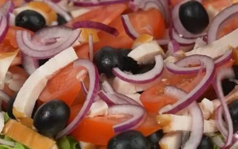 Овощной салат с копченой курицей