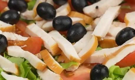 Овощной салат с копченой курицей