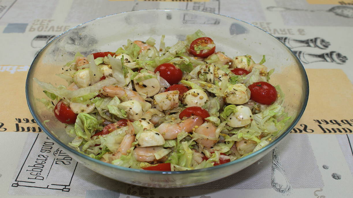 Салат с морепродуктами и моцареллой