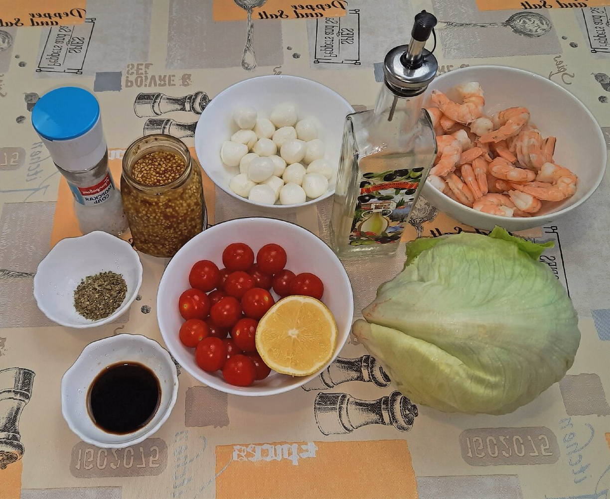 Салат с морепродуктами и моцареллой