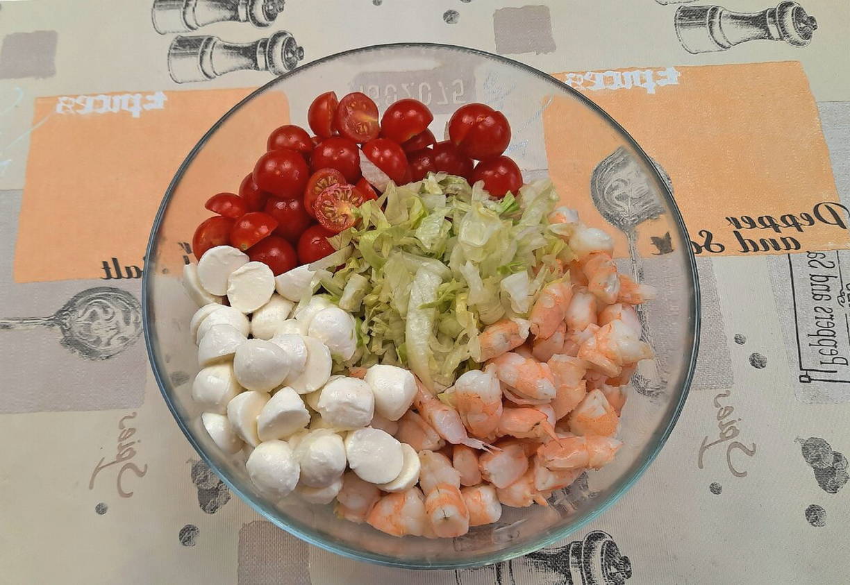Салат с морепродуктами и моцареллой