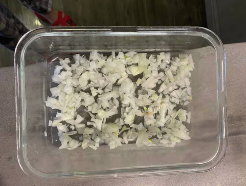 Низкокалорийный салат с яблоком и морковью слоями