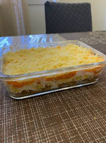Низкокалорийный салат с яблоком и морковью слоями