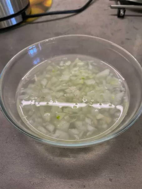 Низкокалорийный салат с яблоком и морковью слоями
