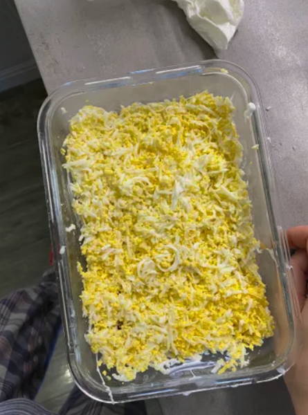 Низкокалорийный салат с яблоком и морковью слоями