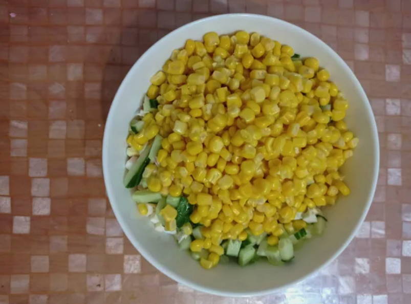 Салат с крабовыми палочками и кукурузой без майонеза