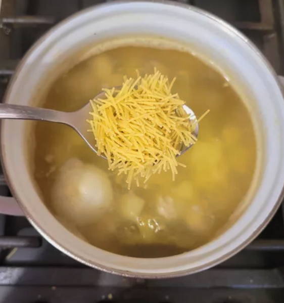 Суп с куриной грудкой и вермишелью