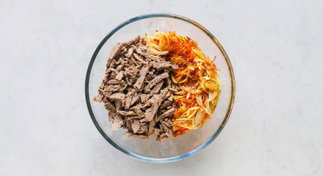 Печеночный салат с морковью и солеными огурцами Печеночный салат с морковью и солеными огурцами