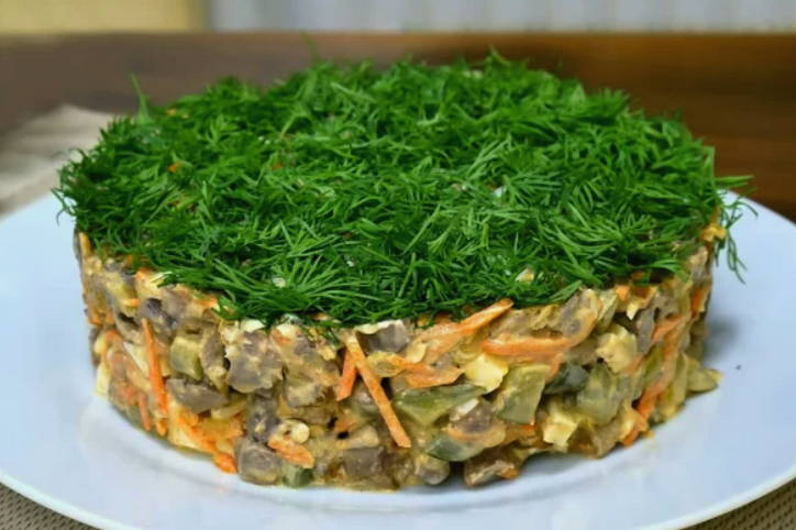 Печеночный салат с морковью, луком, яйцом и маринованным огурцом