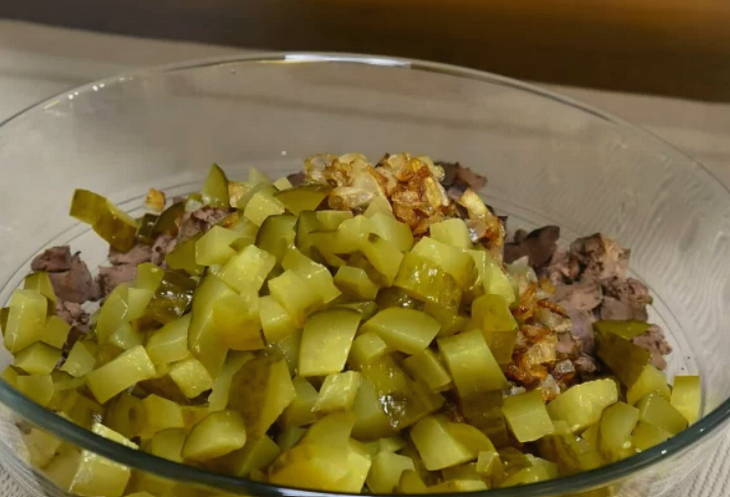 Печеночный салат с морковью, луком, яйцом и маринованным огурцом