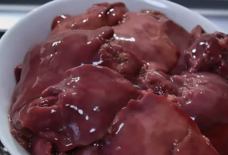 Печеночный салат с морковью, луком, яйцом и маринованным огурцом