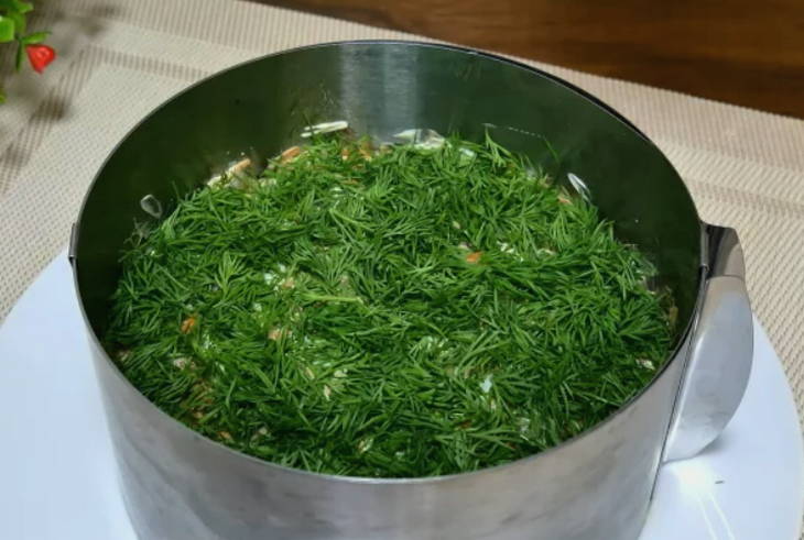 Печеночный салат с морковью, луком, яйцом и маринованным огурцом
