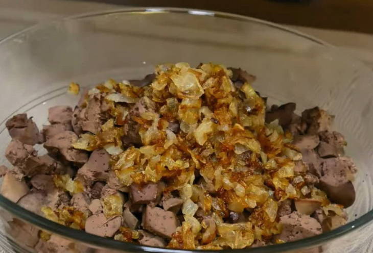 Печеночный салат с морковью, луком, яйцом и маринованным огурцом