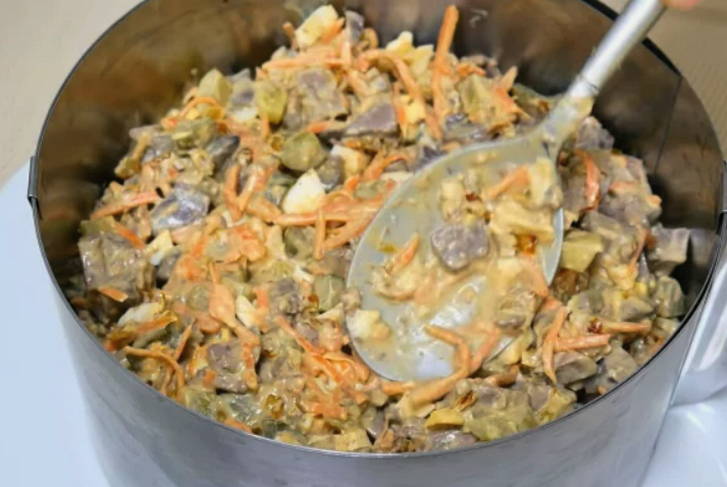 Печеночный салат с морковью, луком, яйцом и маринованным огурцом