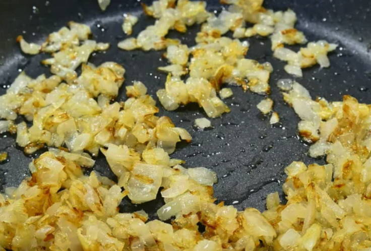 Печеночный салат с морковью, луком, яйцом и маринованным огурцом