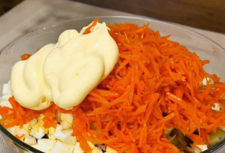 Печеночный салат с морковью, луком, яйцом и маринованным огурцом