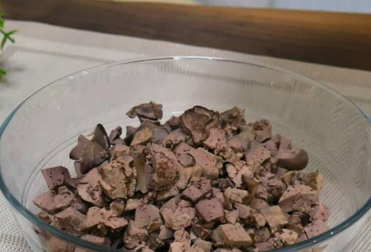 Печеночный салат с морковью, луком, яйцом и маринованным огурцом