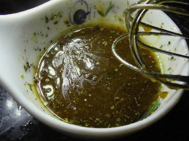 Салат с морской капустой и зеленым горошком
