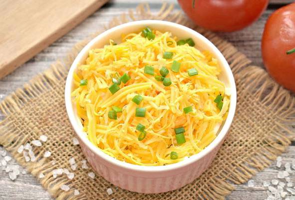 Салат «Восточный» с колбасой, помидорами и сыром