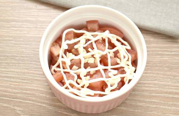 Салат «Восточный» с колбасой, помидорами и сыром