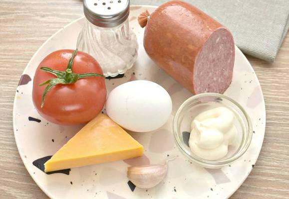 Салат «Восточный» с колбасой, помидорами и сыром