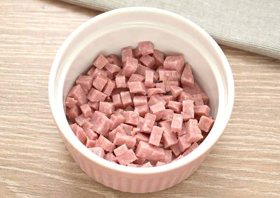Салат «Восточный» с колбасой, помидорами и сыром