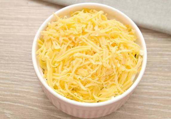 Салат «Восточный» с колбасой, помидорами и сыром