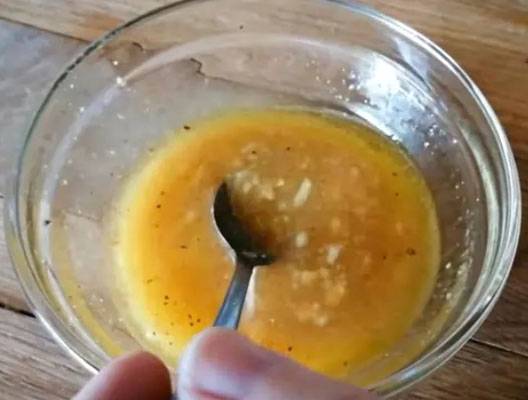 Салат с морепродуктами, рукколой и черри