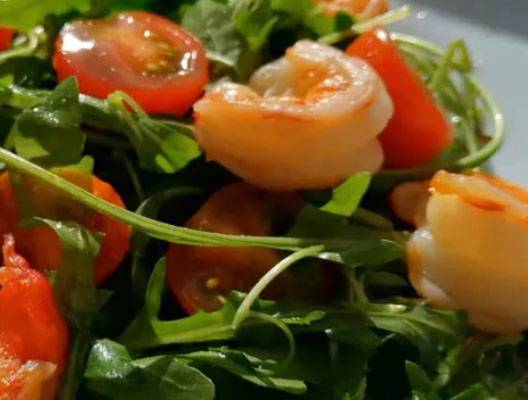 Салат с морепродуктами, рукколой и черри