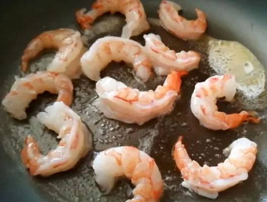 Салат с морепродуктами, рукколой и черри