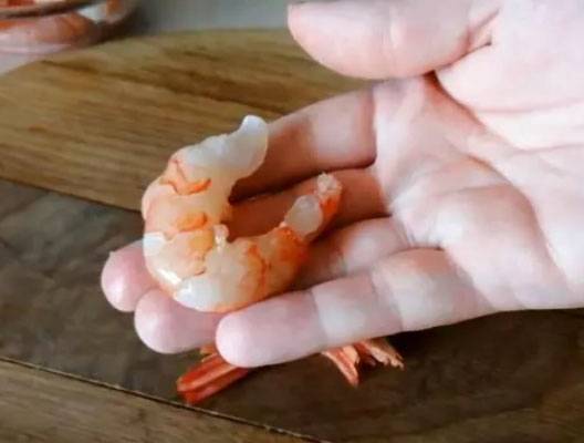 Салат с морепродуктами, рукколой и черри