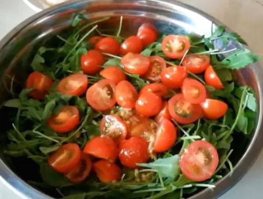 Салат с морепродуктами, рукколой и черри