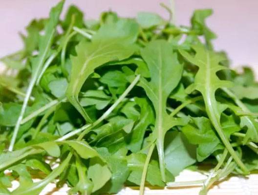Салат с морепродуктами, рукколой и черри