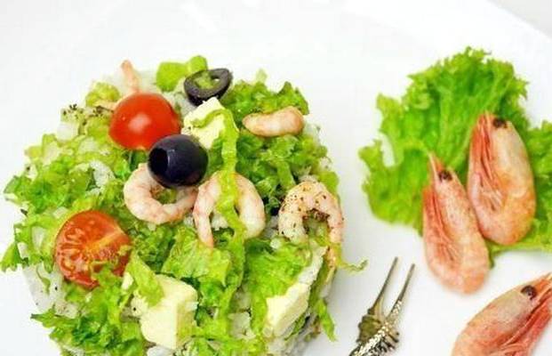 Салат с морепродуктами и рисом