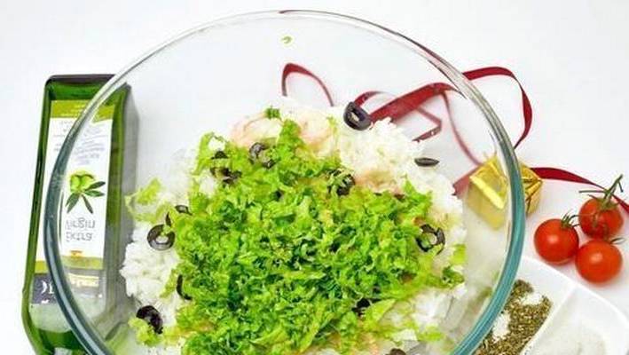 Салат с морепродуктами и рисом