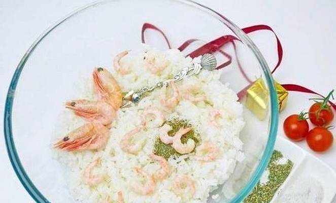 Салат с морепродуктами и рисом
