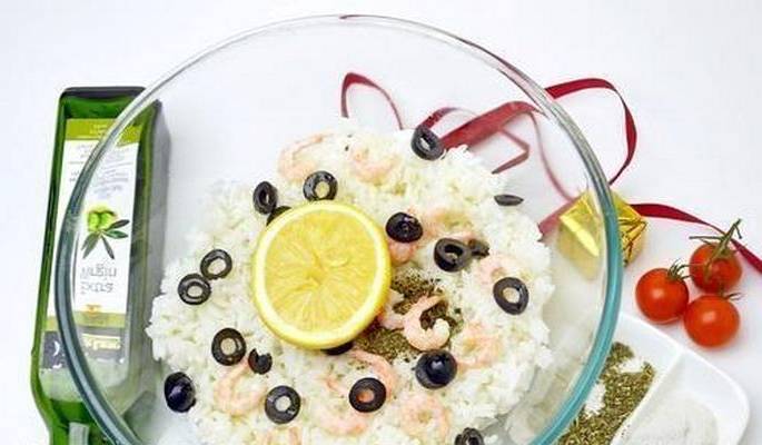Салат с морепродуктами и рисом