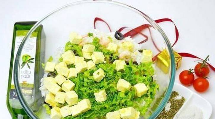 Салат с морепродуктами и рисом