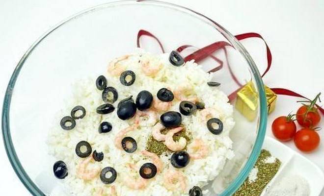 Салат с морепродуктами и рисом