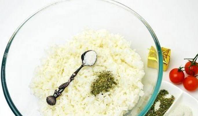 Салат с морепродуктами и рисом