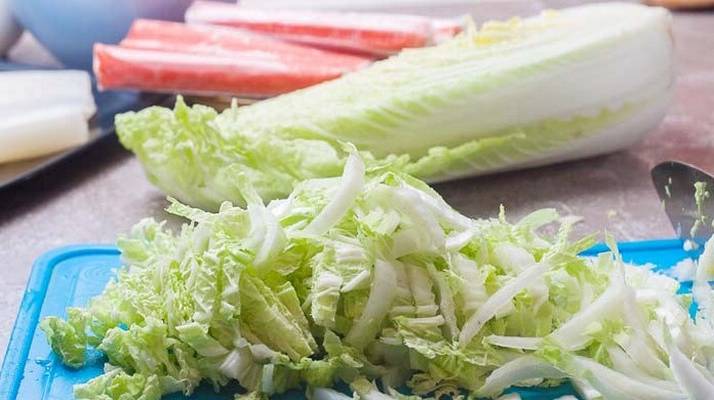 Салат с морепродуктами и пекинской капустой